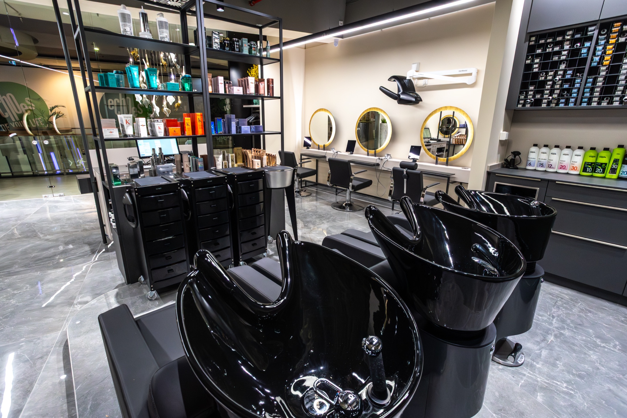 Stylingprodukte und Arbeitsplatz im Salon